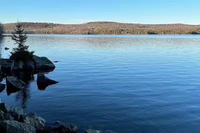 Image de Lakeside apartment over detached garage. 8 miles from Bangor
