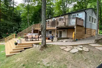 Image de Lakeside retreat in Highlands East: A 4-season getaway with hot tub<br>