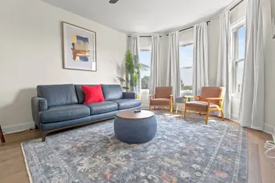 Image de Modern Apartment with 1 King, 2 Queens, a Full Bed, Washer and Dryer and Office