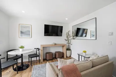 Casa Serene w/private patio; pet-friendly. 9-min drive to beach.