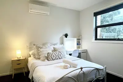 Image de Essendon Beautiful Cozy Home - Park Frontage