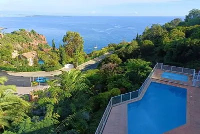 Image de magnifique appartement vue mer avec piscine et climatisation