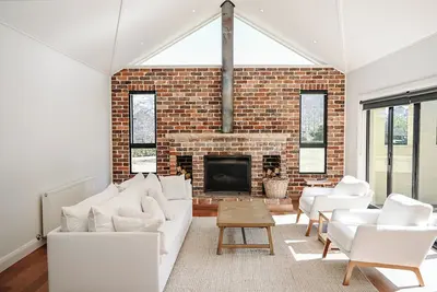 Image de Contemporary 10-Person Haven w/ Pool