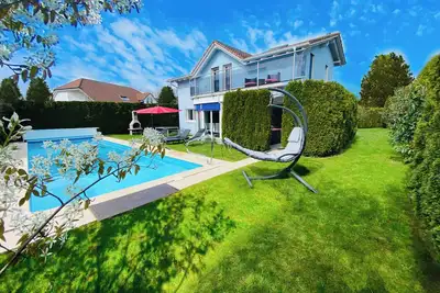 Image de Villa with Pool: Leon’s Holiday Homes