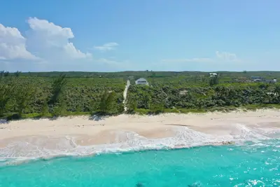 Image de New Banks Road Estate w/Htd Pool on Pink Sand Beach - Winter Special!