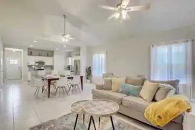 Image de Spacious 4br/2bh Home: F1+Pool, 10-M Airport & Dt