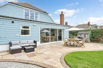 Image de Marine House by inspirestays. com - a cottage that sleeps 9 guests in 5 bedrooms