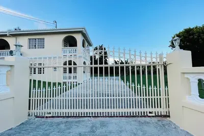 Image de Cozy tropical retreat minutes from dining shopping and the beach!