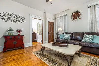 Image de Elegant 2 Br With Stunning Kitchen Prime Location!