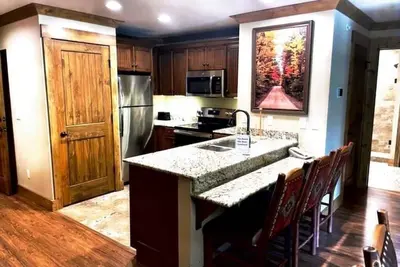 Image de Luxury condo sleeps 8; 2 Br/2. 5 Bath