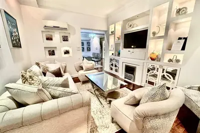 Image de Luxurious & Comfy Zamalek Retreat ~ Central Location ~ King Bed ~ By Nile