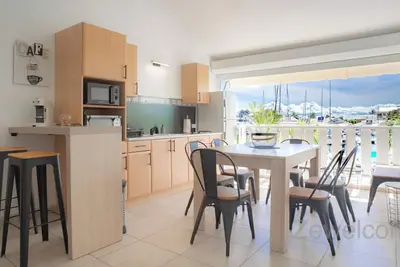 Image de Appartement La Civardière lumineux et ventilé accès direct à la marina