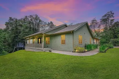 Image de Minutes to Caves! Private Woods! Game Room & Media Room! Great for Get-togethers