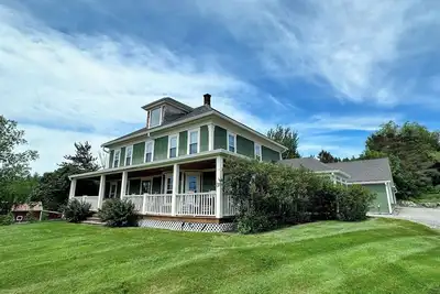 Image de 68cp: Luxury farmhouse at the award-winning Bellevue Barn, 2 min to Santa's Village, Ac, fireplace!