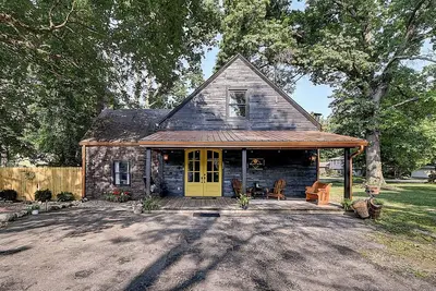 Image de Black Barn Indy · Black Barn Indy-Secluded Suburban Retreat!