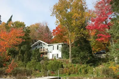 Image de Oasis South facing Lakefront Cottage, minutes from forest trails and ski hills