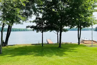 Image de Discover Serenity at 'Holcombe Haven': Your Lakeside Cabin Retreat Awaits!