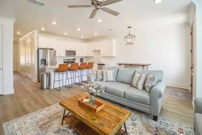 Image de New  3br/3. 5ba condo 1. 2 miles from Msu and 1. 9 miles from the Cotton District!