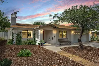 Image de Relaxing 3bd\/2ba Near UofA w\/ Bbq, Koi Pond, Zen Garden - Low Summer Rates! 🪷