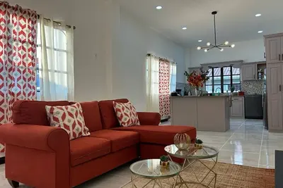 Image de Stylish Comfort and Quiet Convenience –Herstelling, East Bank