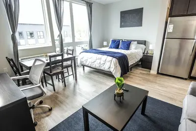 Image de Indigo Suite: 10 Mins to Msp/Moa, Queen Bed, Free assigned parking