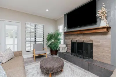 Image de AtHome+1 Stay | Lakefront 3br | 2 Car Garage