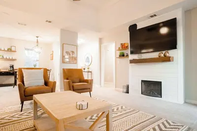 Image de AtHome+1 Stay | Cozy 3br | Sleeps 9