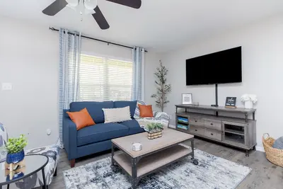 Image de AtHome+1 Stay | Perry Ag Center | 3br Fenced Yard