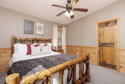 Image de AtHome+1 Stay | Cozy 2br Cabin | Fall Views