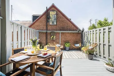 Luxury Townhouse. Roof Deck. Patios. Parking