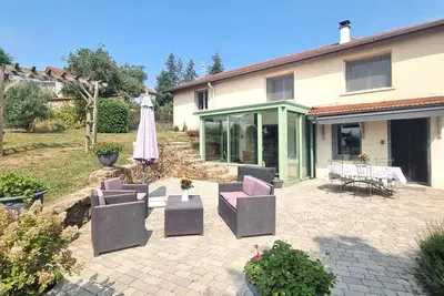 Gîte de charme avec terrasse, jardin et jeux - tout inclus, lits faits, linge fourni à Saint-Galmier