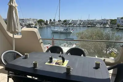 Image de T2 Cabine Climatisé 6 Couchages avec Parking - Port Camargue