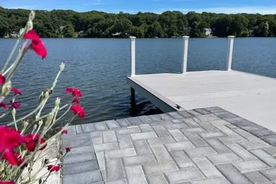 Image de Waterfront Lake house near Gillette Stadium and central to Boston and Providence