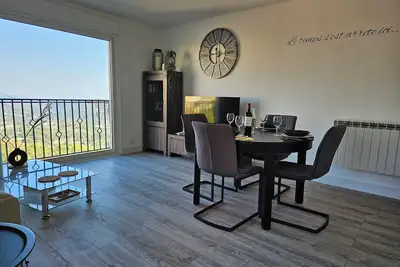 Image de Superbe appartement neuf, 4 couchages, jardin et vue mer, au cœur du village!