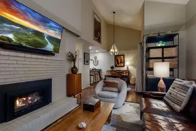 Image de The Sapphire Jewel Box: a well appointed 2 bedroom, 2 bath Townhome.