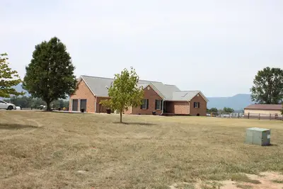 Image de \"Farm Charm\" w/Mtn Views~Fire Pit~Family Friendly