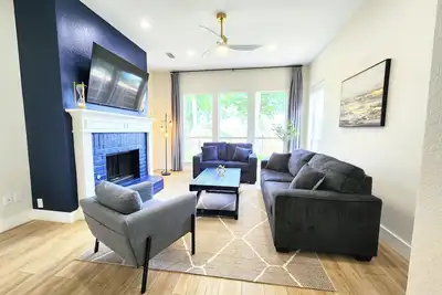 Brand New Spacious Serenity Getaway - King Bed!