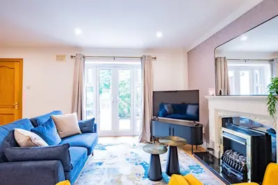 Image de Charming 2-Bedroom Gf Apt by the Salthill Village
