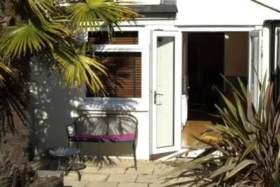 Image de 2 bedroomed cottage in Hythe, Kent, close to amenities and beach. Dogs welcome.