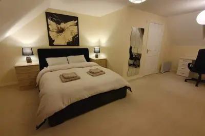 Image de Superbly located 3 bedroom luxury house in Cheswick Village