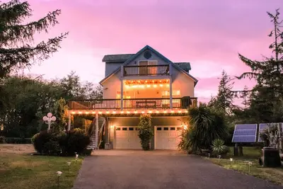Image de Dog-friendly riverfront retreat with hot tub on 5. 2 acres near the beach
