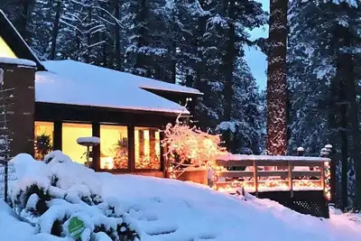 Image de Unique Private Forest Home & Retreat ~ 15 minutes from Downtown.