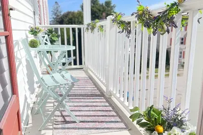 New - Mins to Manchester/ Concord - Private Porch - Walk to Downtown - Garage -