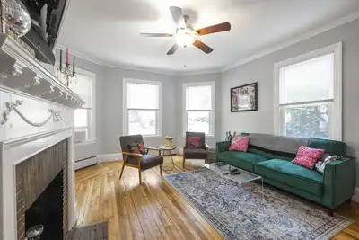 Vibrant and stylish pet-friendly 2 Br apt w/king bed, downtown w/parking!