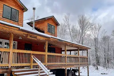 Image de Private Cozy Cabin on 165 acres in Poconos. Pool Room, Sauna, Poker, Hunting!