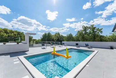 Image de Villa avec piscine privée, ping-pong, Bbq