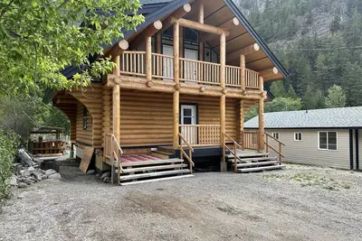 Image de Experience Log Cabin Living in Picturesque Hedley, Bc