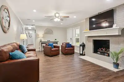 Image de Spacious Family & Group Home + Fenced Yard