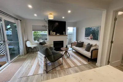 Image de Chic Laguna retreat! Steps to beach, designer-furnished, with ocean-view yard.