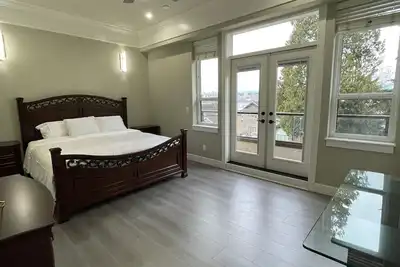 Image de Executive 2 bedroom suite with panoramic views + Kitchen + near Surrey Central